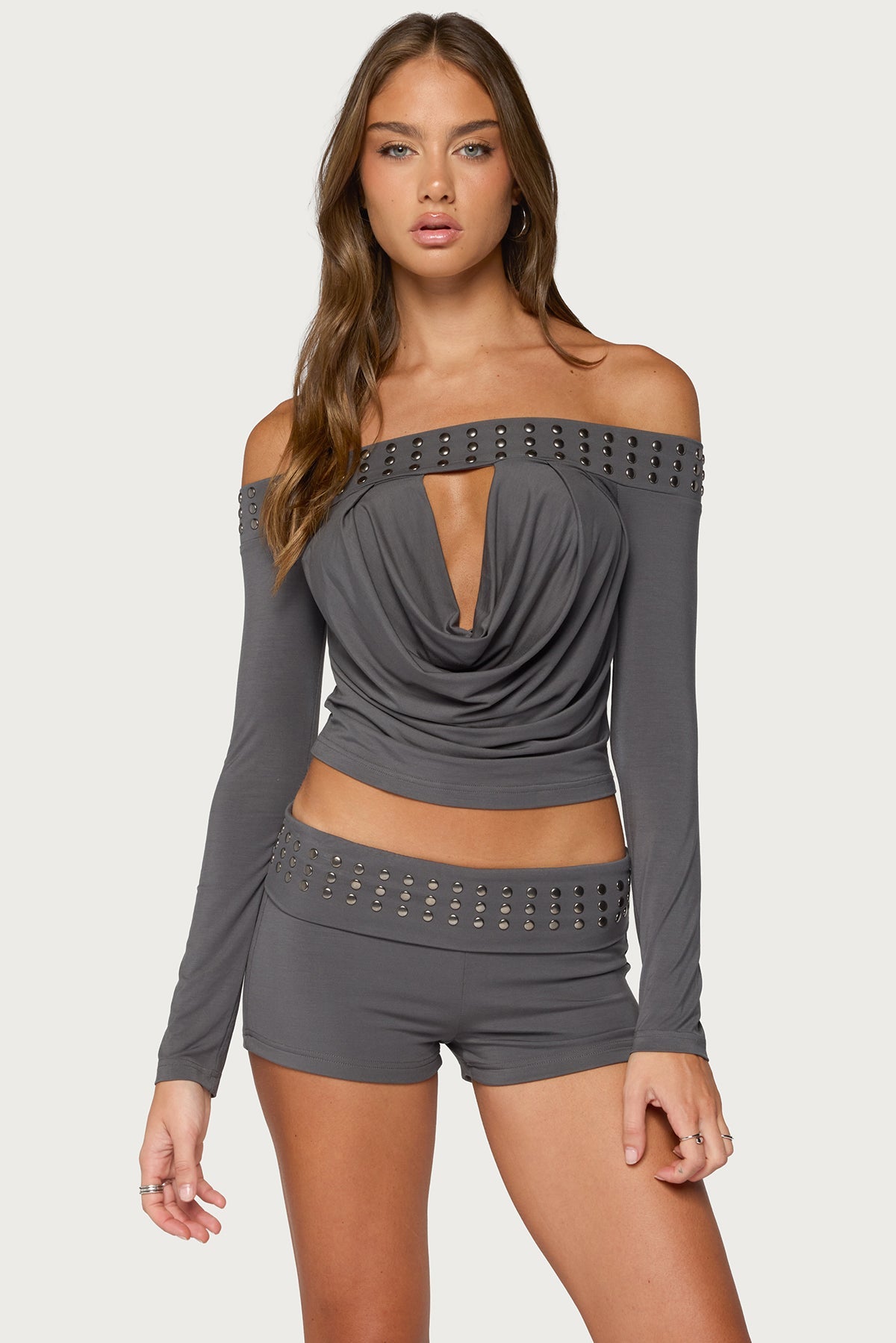 Amy Nietenbesetztes Off-Shoulder-Top mit Wasserfallausschnitt