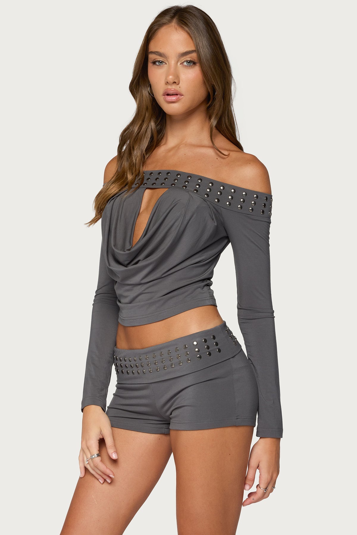 Amy Nietenbesetztes Off-Shoulder-Top mit Wasserfallausschnitt